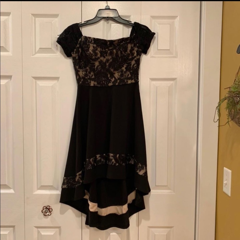 I’m selling a homecoming dress